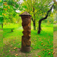 В парке довольно много деревянных скульптур