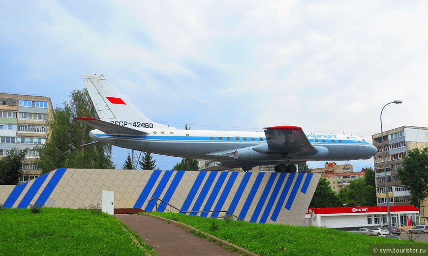 Изначально здесь на Скомороховой горе хотели поставить Ил-62,двигатели для которого делали как раз в Рыбинске,но пришлось довольствоваться Ту-104А.