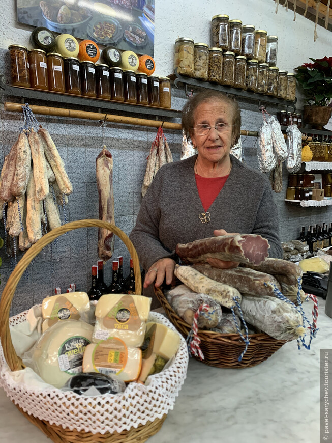 Комарка Осона (куда входит Рупит) славится своими натуральными мясными деликатесами во всей Испании. Лучшие фуэты, сальчичоны и лангонисы именно здесь 