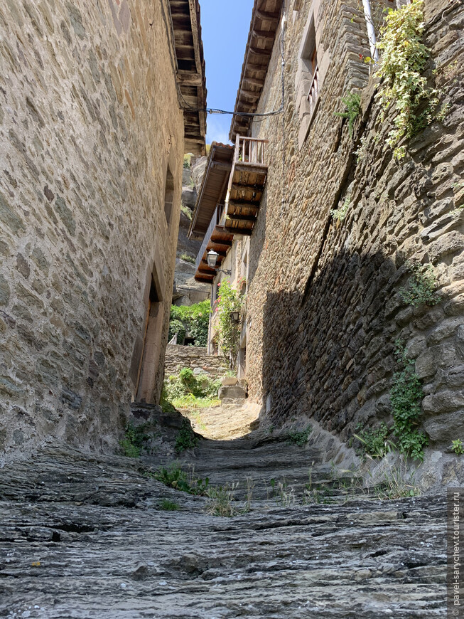 Улица из застывшей лавы carrer Fossar. Самая старая улочка Рупита