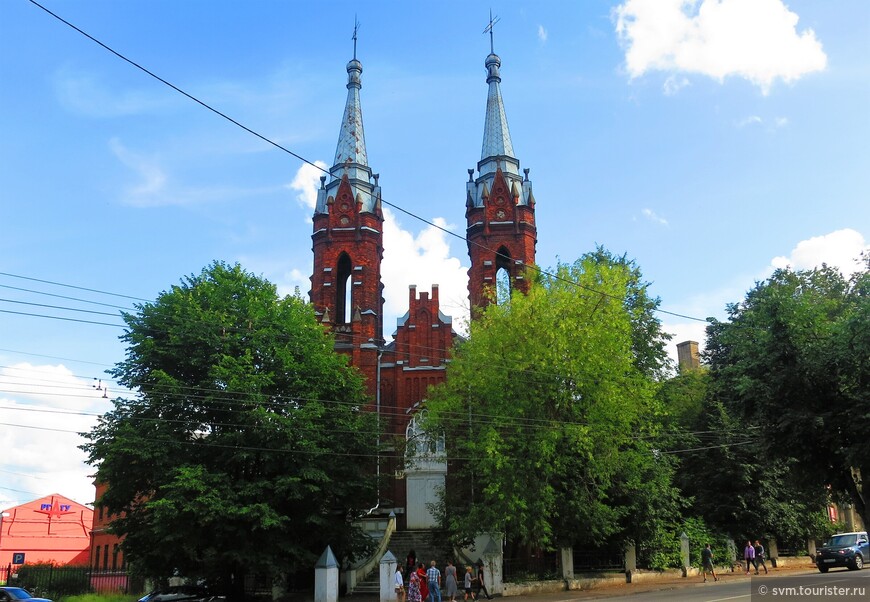 Средств на постройку костела категорически не хватало,тогда польские католики развернули рекламную кампанию:отпечатали множество открыток с призывом присылать деньги в Рыбинск