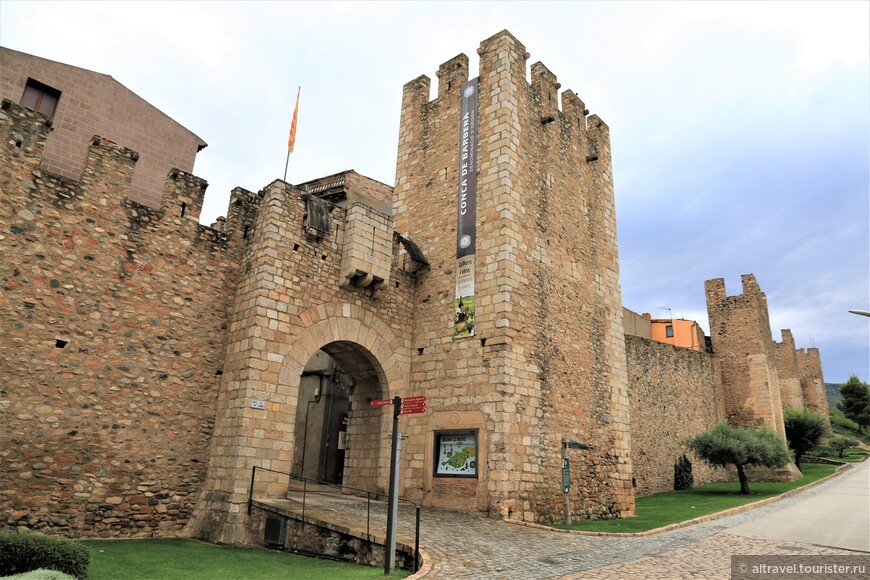 Стена Монблана с проездными воротами Св. Антония (Portal de Sant Antoni) - главный вход в город.