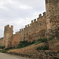 Наиболее хорошо сохранившаяся часть стены под названием «Бастион Св. Анны» (Baluard de Santa Anna).