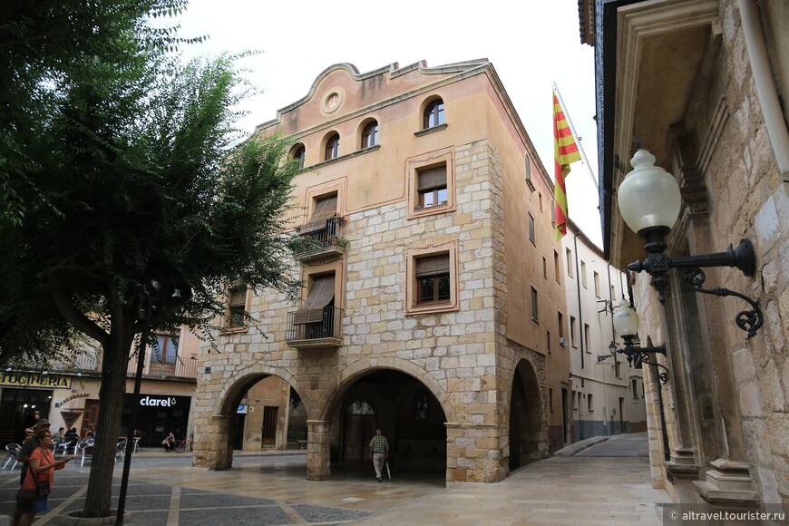 Одно из старинных зданий на площади - Casa de la Maleta.