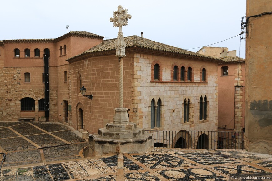 Площадь перед церковью Santa Maria конца 18-го века с красивым крестом.

