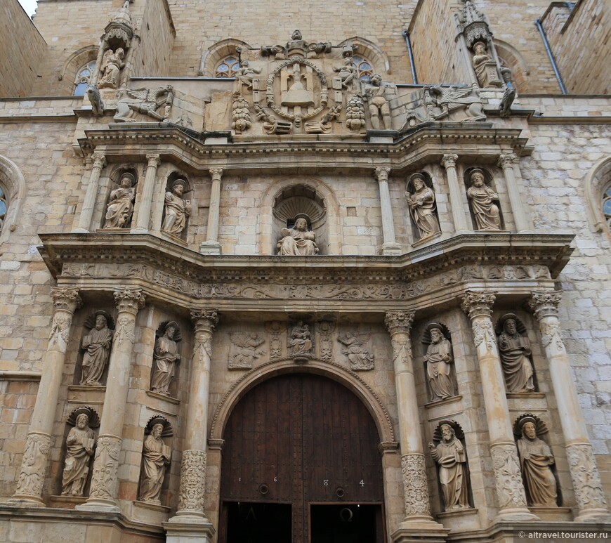Барочный фасад церкви Santa Maria La Major.
