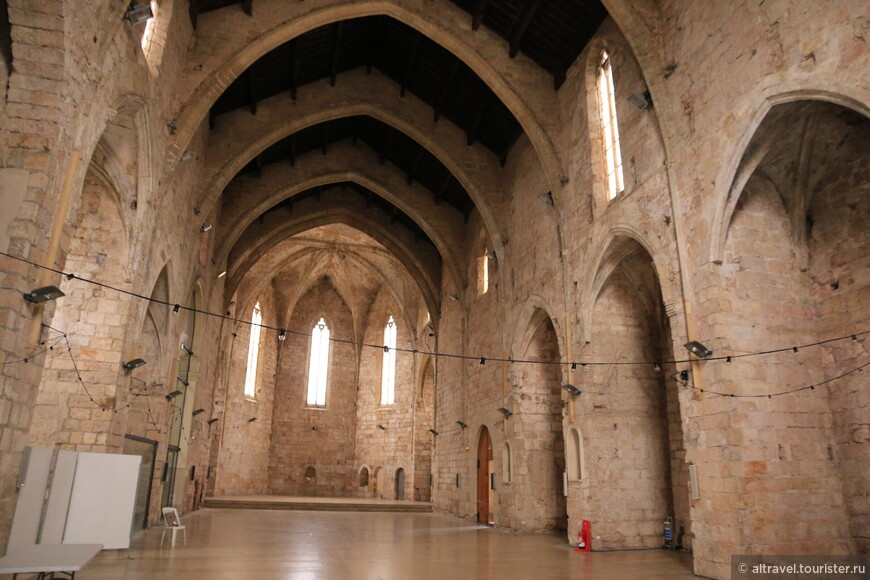 Готический интерьер францисканской церкви.