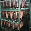 Только что сделанные колбаски из мяса иберийских свиней
