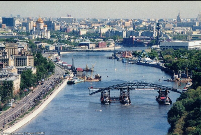 Движимая недвижимость Москвы. Едет крыша, едет дом...