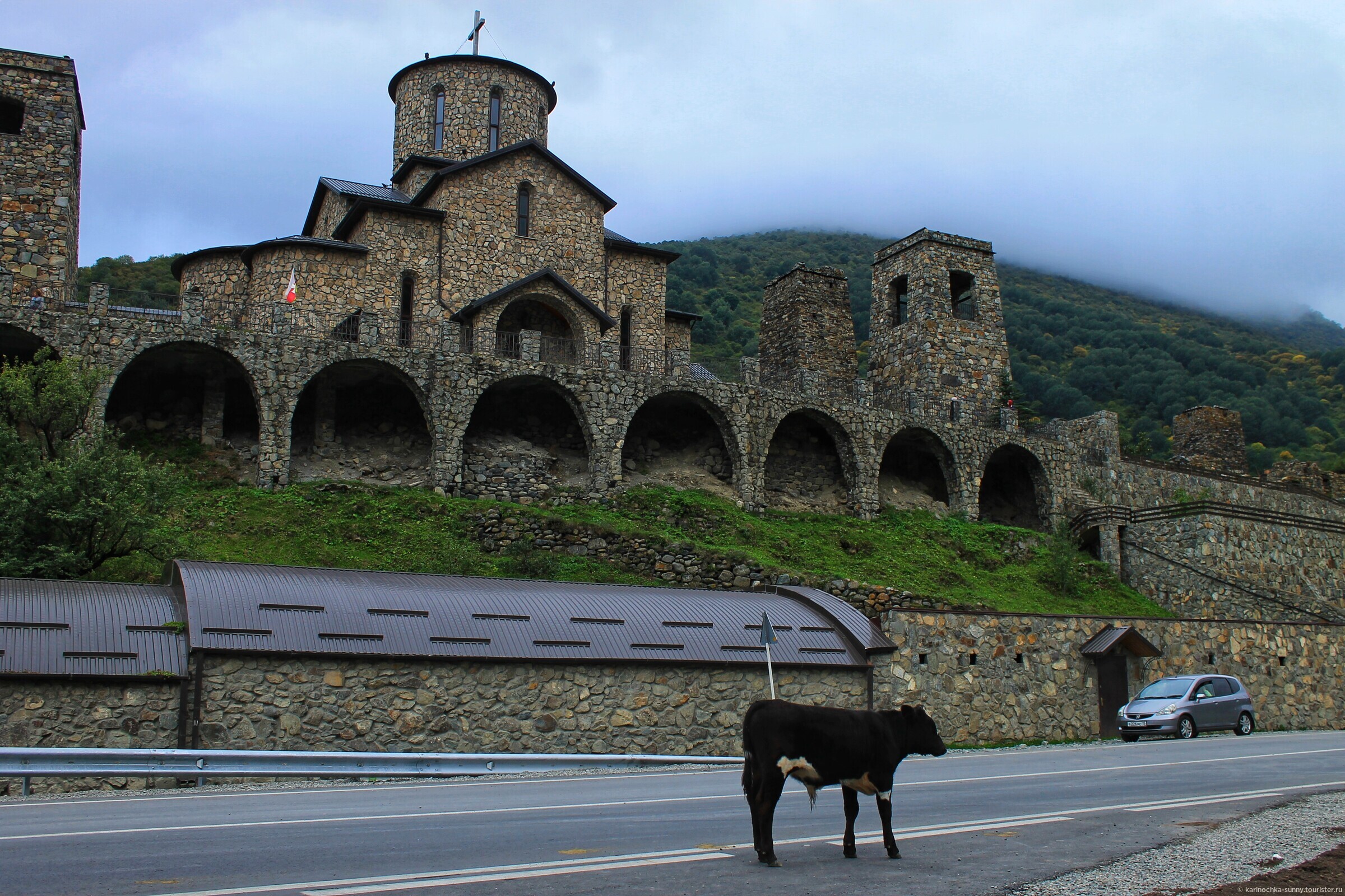 Аланский успенский монастырь северная. Аланский монастырь Фиагдон. Аланский Успенский монастырь. Аланский монастырь Северная Осетия. Аланский Свято-Успенский мужской монастырь Осетия.