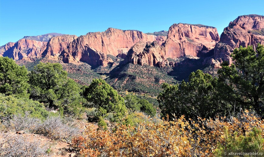 Несколько параллельных хребтов, разделенных узкими каньонами-пальцами в северо-западной части парка.