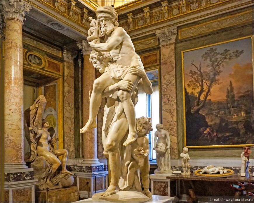 Скульптурная группа «Эней и Анхиз и Асканий» изображает сцену из поэмы Вергилия «Энеида», в которой Эней выводит свою семью из горящей Трои. Дата создания: 1619.