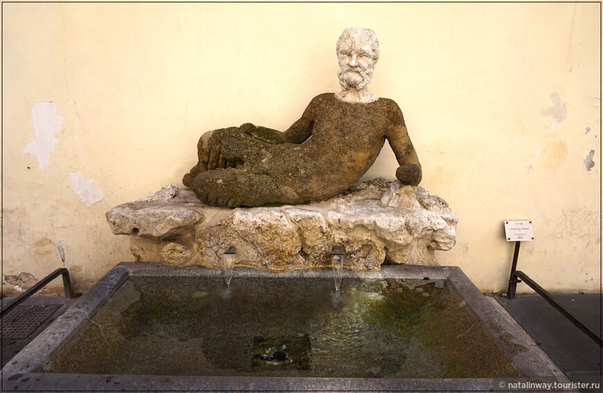 Fontana del Babuino. Сатирические стихи и эпиграммы этой статуи упоминались как бабуинаты (babuinate).