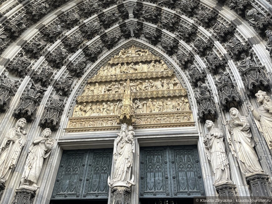 Главный портал западного фасада с палитрой фигур.