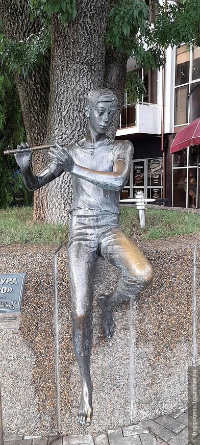 Скульптура Маэстробыла создана по распоряжению администрации Геленджика в рамках программы по созданию культурной атмосферы в городе и на его набережной.Молодой человек с флейтой в руках.