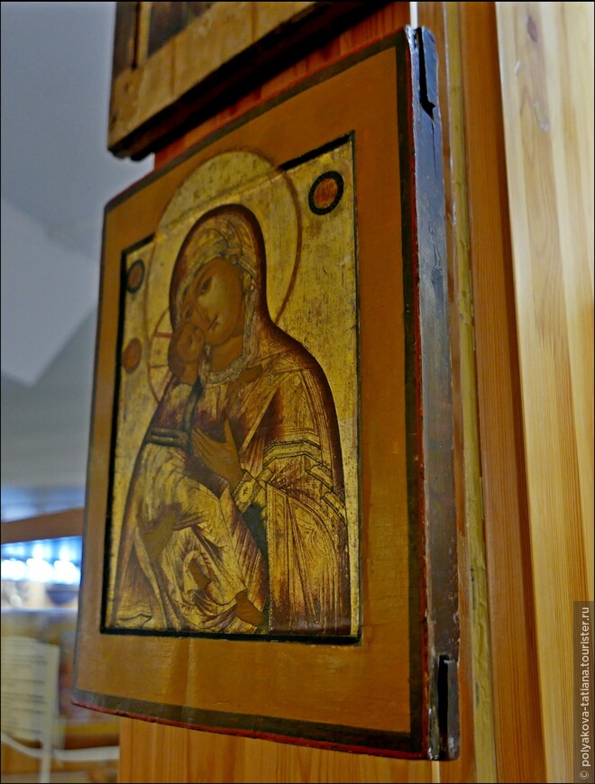 Справа внизу и вверху на иконе Богоматери видно вставленную шпонку.