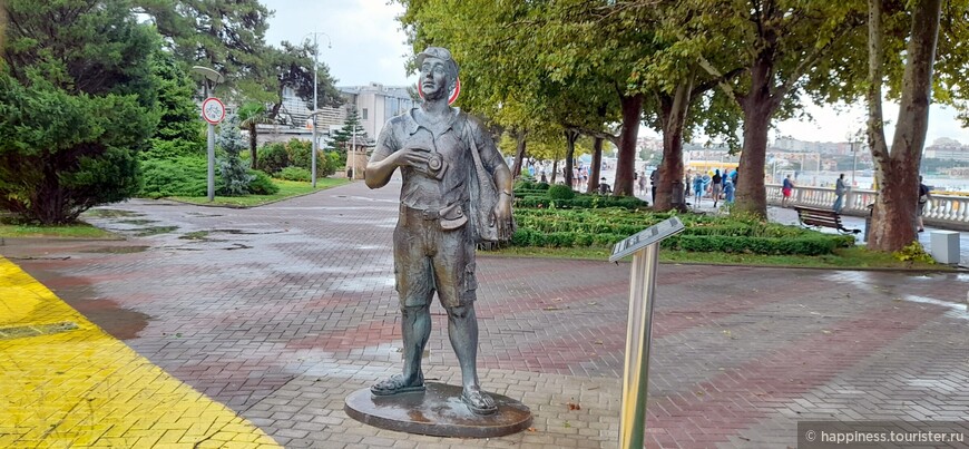 Скульптура «Турист» появилась в 2012 г. Этот обаяшка-один из любимейших персонажей на набережной.