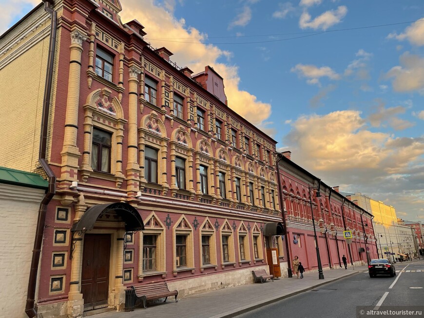 Улица Петровка вдоль Высоко-Петровского монастыря.