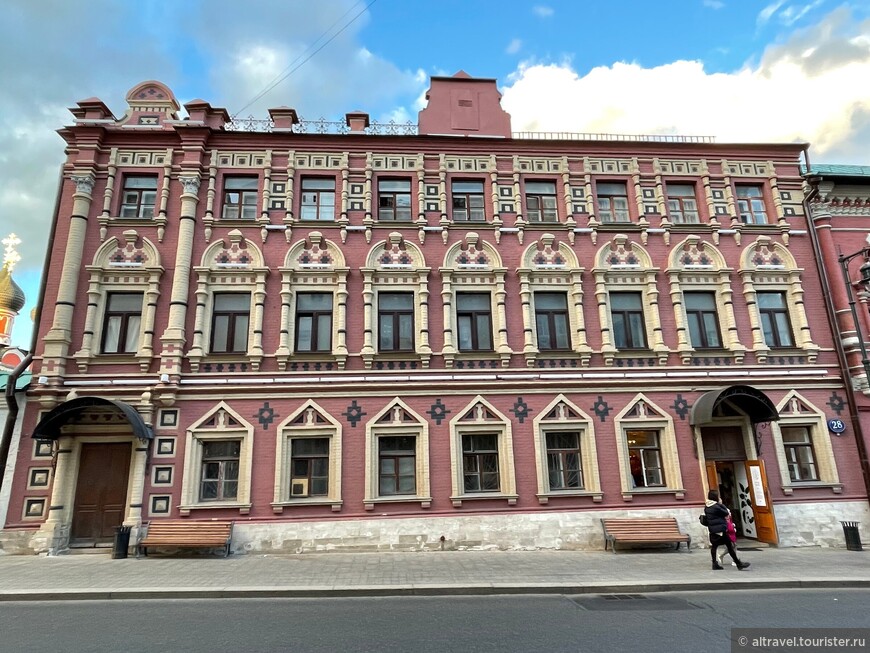 Бывшие монастырские кельи на Петровке (№7 на плане ниже), постройка 1890 г. Сейчас - административное здание.