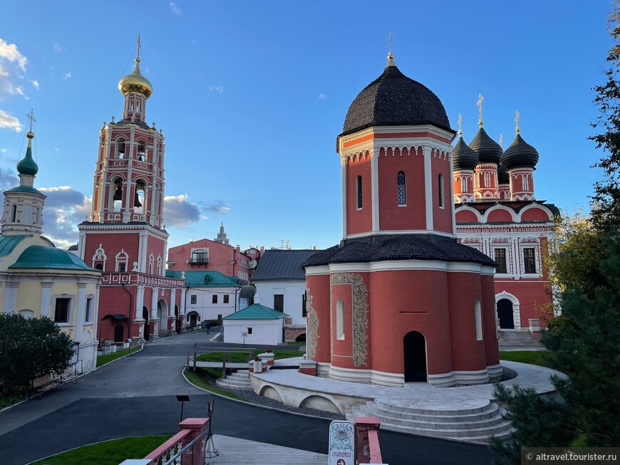 Вид на парадный двор монастыря с крыльца Сергиевской церкви.