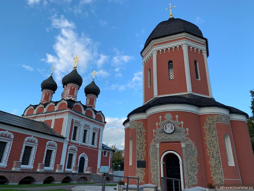 Собор святителя Петра и Боголюбская церковь.