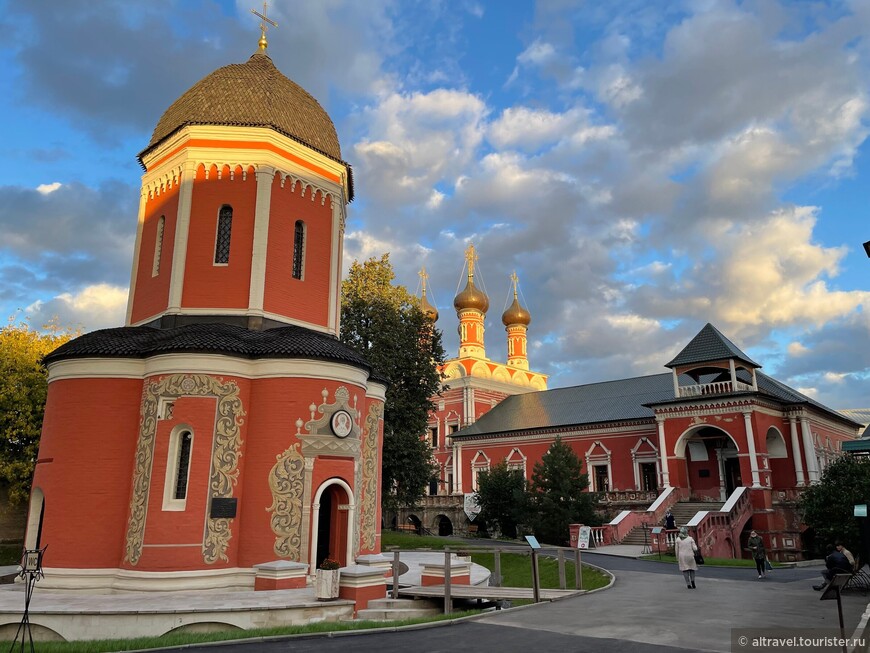Собор святителя Петра и Сергиевская церковь.