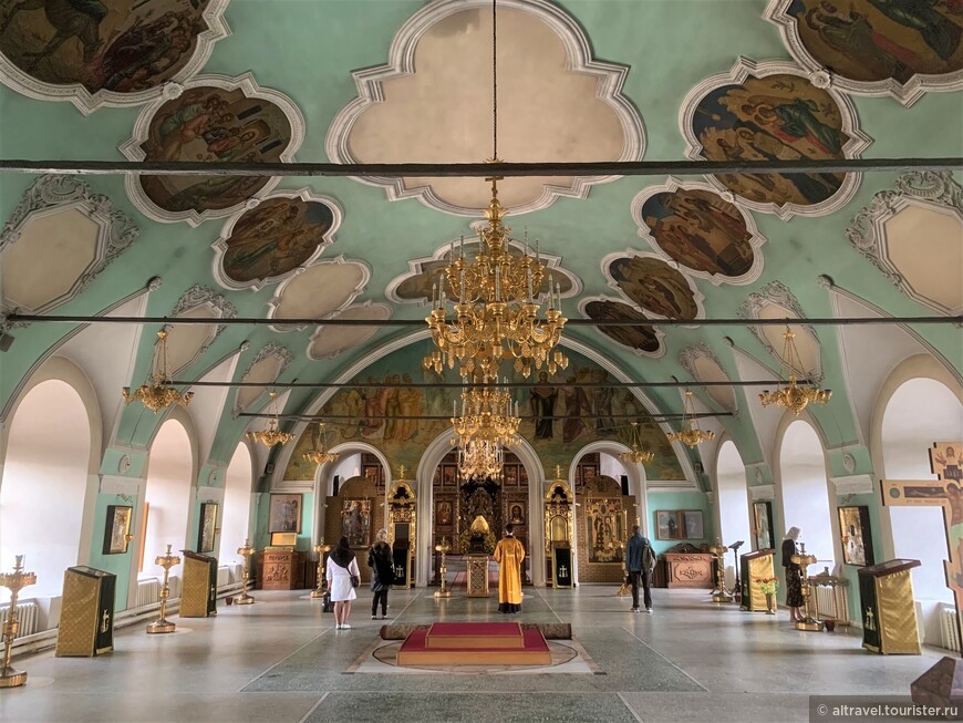 Внутри исторической трапезной Сергиевской церкви.