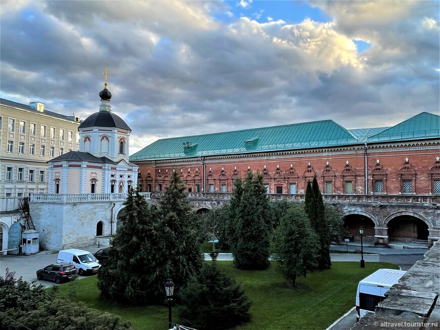 Вид на южный (хозяйственный) двор монастыря и Петропавловскую (Пахомиевскую) церковь.