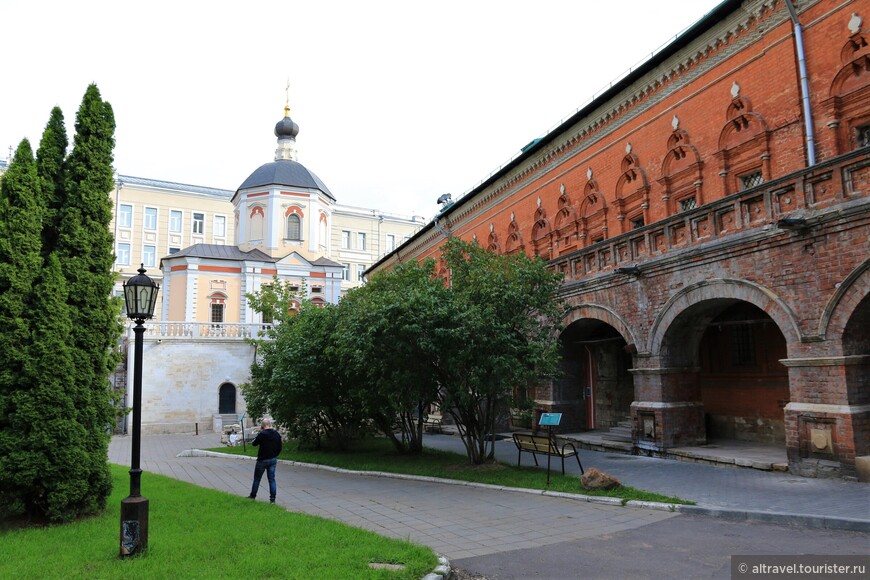 Братские кельи с палатами Нарышкиных - вид с южного двора.