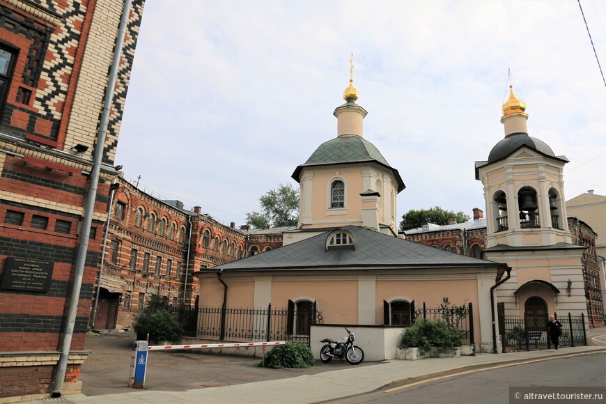 Сергиевская церковь окружена зданиями Константинопольского патриаршего подворья.