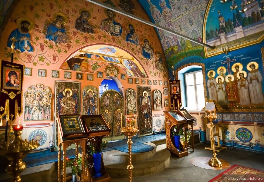 Интерьер Толгской церкви с керамическим иконостасом (интернет).