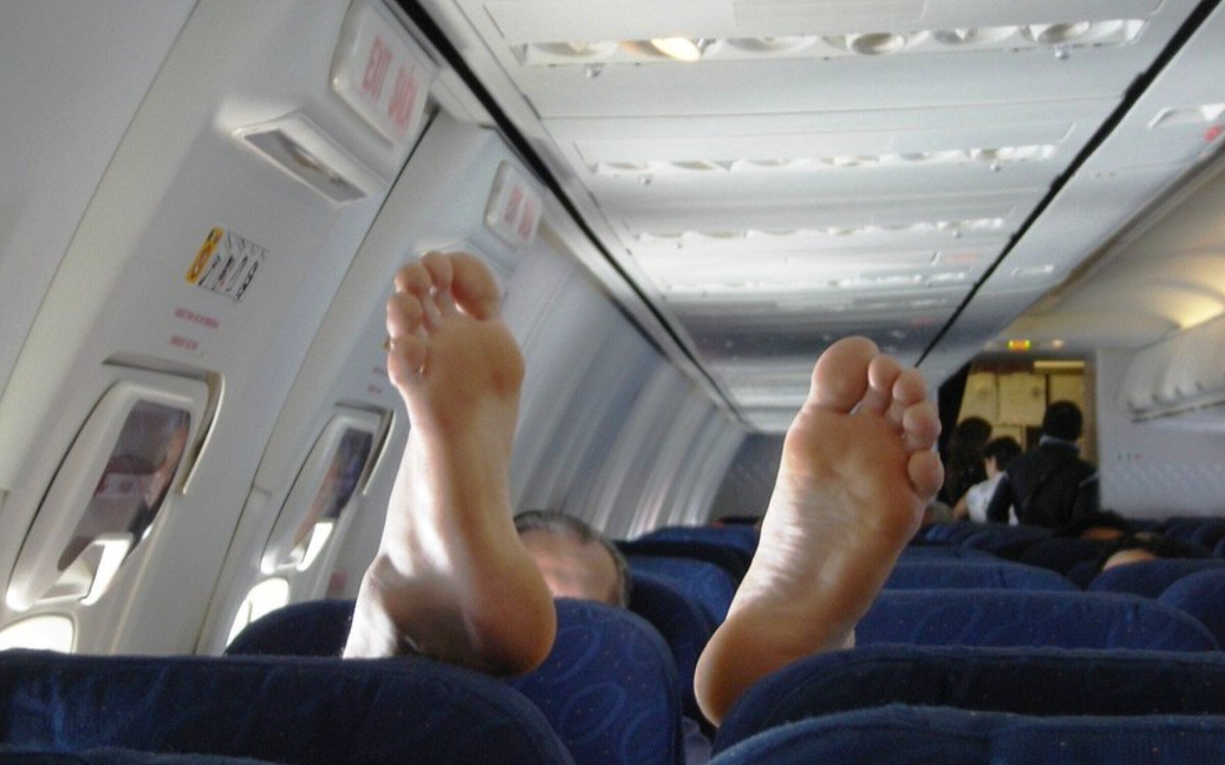Пассажиры сколько минут. Ноги в самолете. Ступни в самолете. Женские ступни в самолете. Босые ноги в самолете.