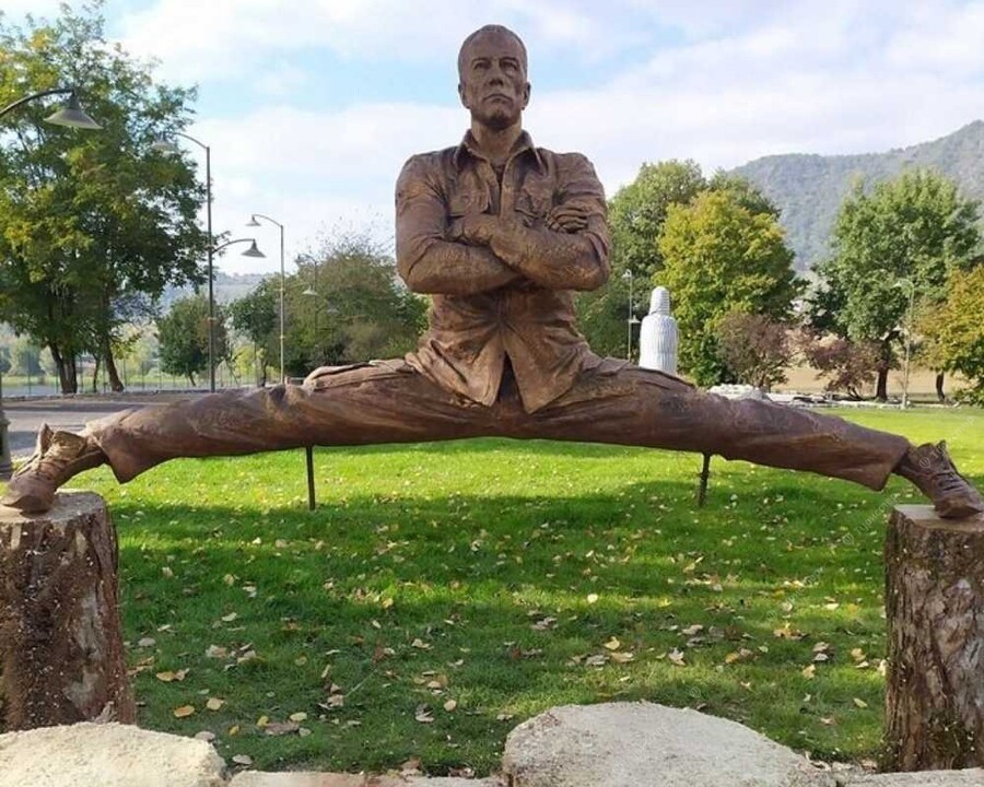 Памятник Жану Клоду Ван Дамму