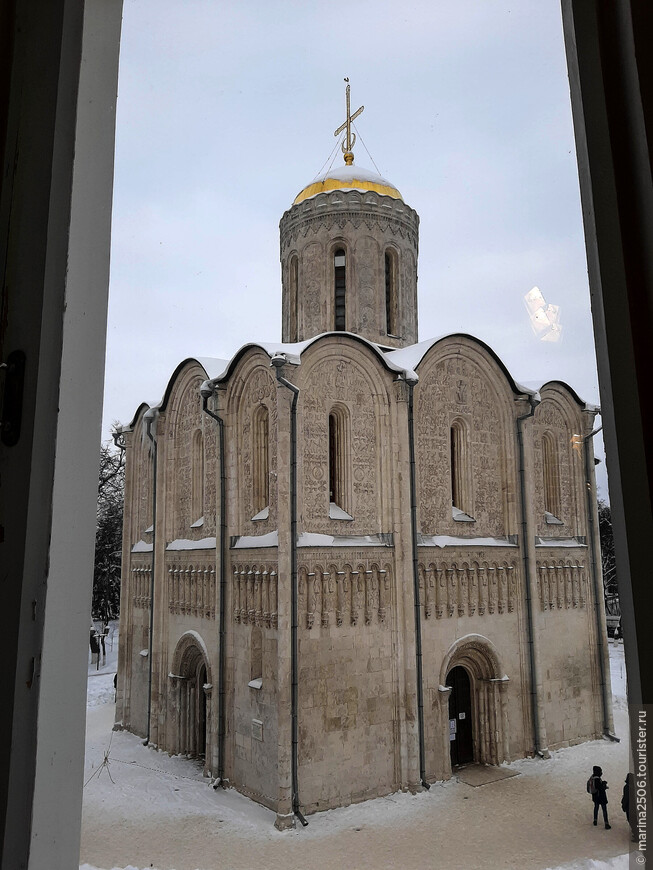 Вид на Дмитриевский собор со второго этажа Музейного комплекса Палаты