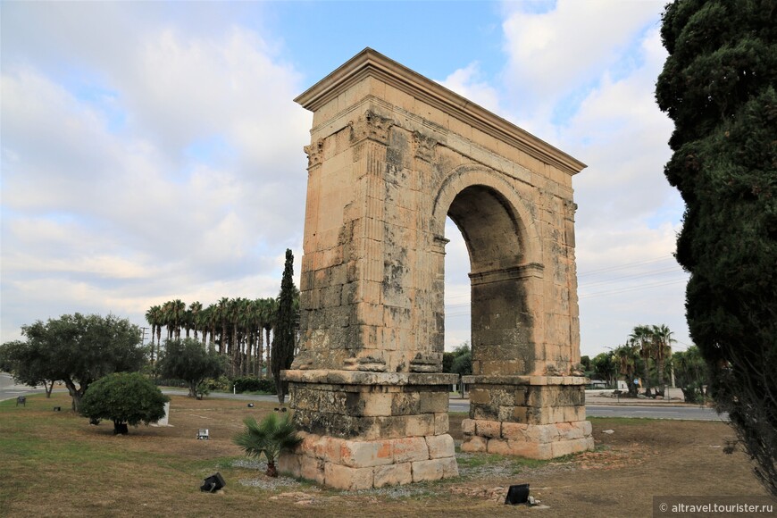На Via Augusta: Триумфальная арка (Arco de Bera).