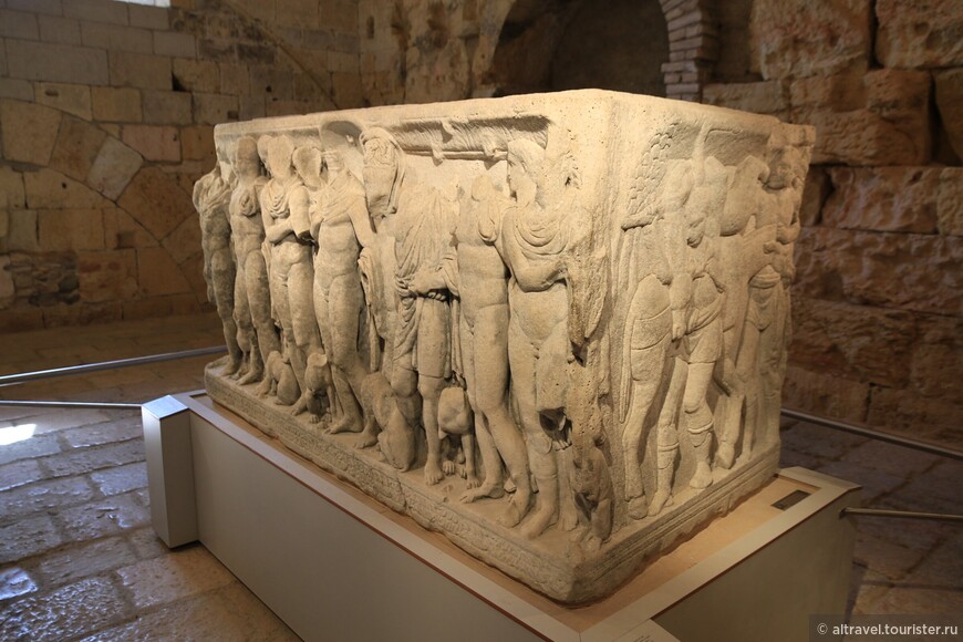 В одном из подземных помещений цирка выставлен римский саркофаг 3-го века н.э., найденный в море.