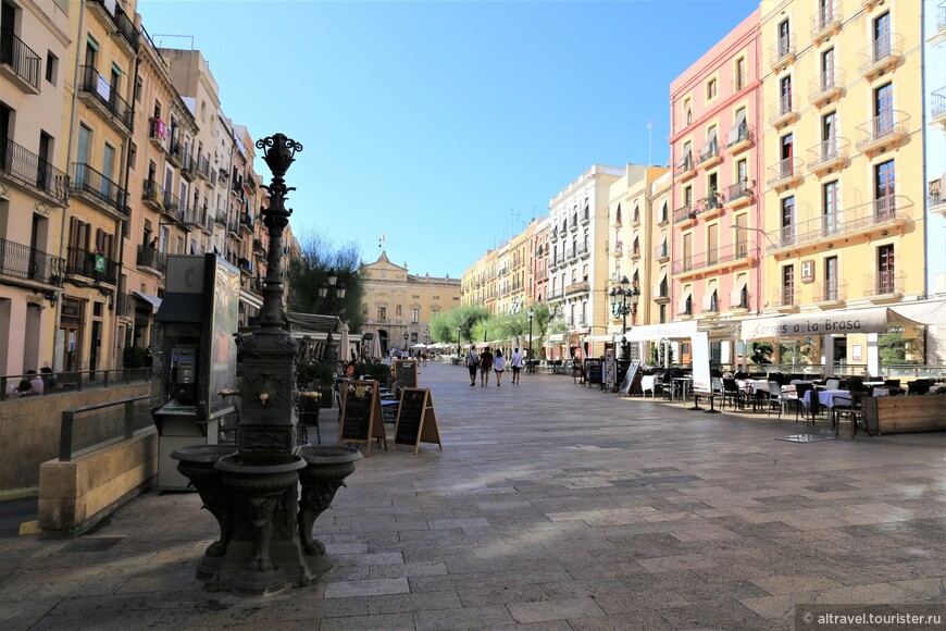 Площадь фонтана (Plaça dela Font), где раньше были беговые дорожки ипподрома.

