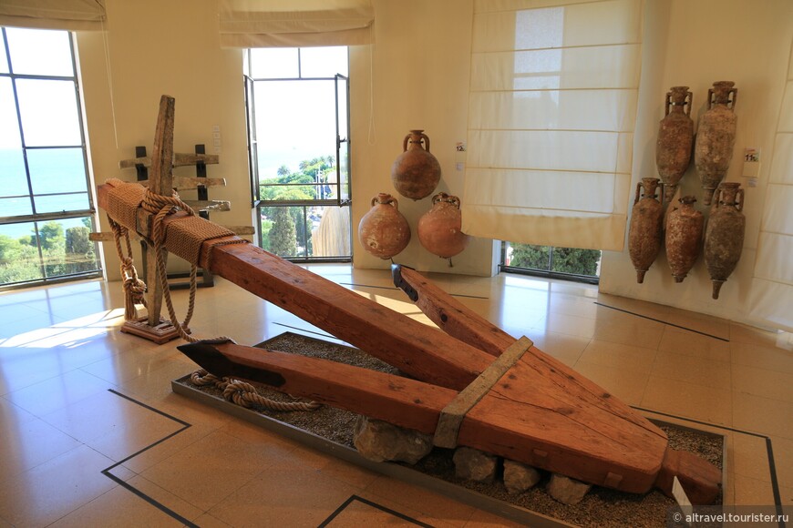  Экспонаты музея: деревянный якорь и амфоры.