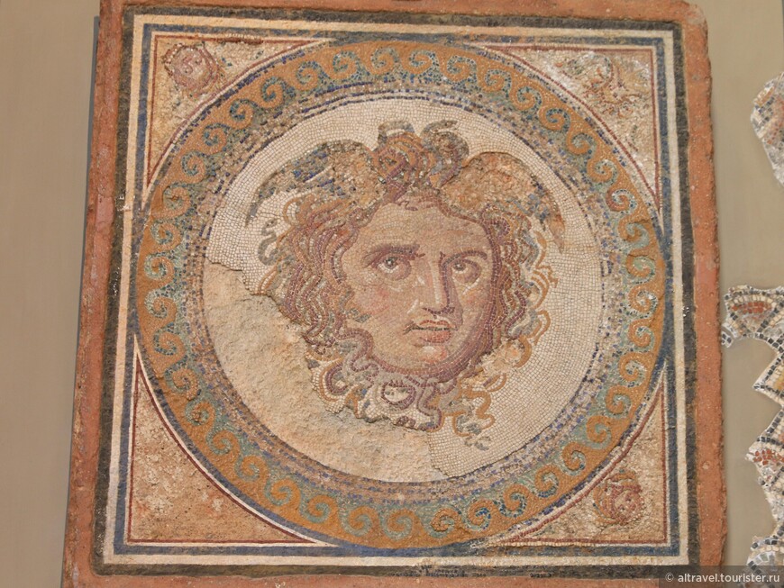 Великолепная мозаика 2-го века н.э. с головой Медузы.