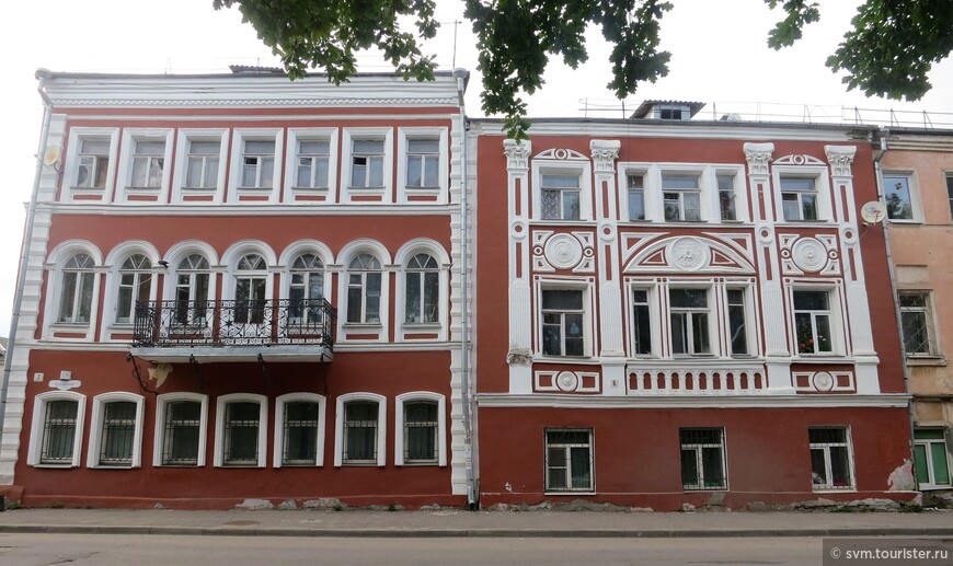 Слева доходный дом,принадлежал семейству известного рыбинского купца и благотворителя,гласного городской думы Н.Батырева.А справа,еще один доходный дом-Дом Готского.