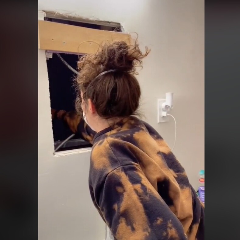 Видео: девушка обнаружила за зеркалом в ванной вход в тайную комнату и не побоялась забраться туда
