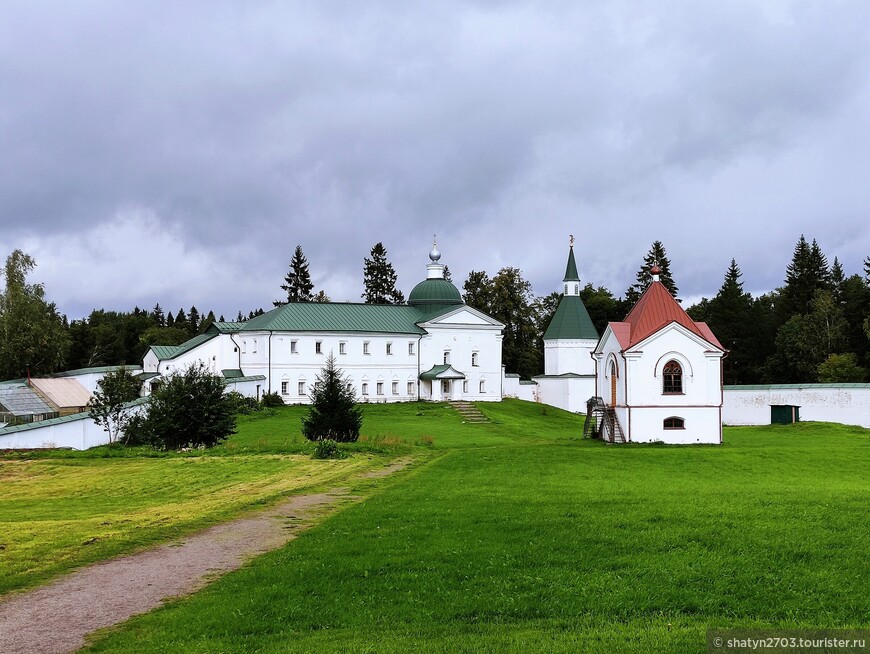Храм новомучеников и исповедников российских, 17 век, справа усыпальница Панаевых с часовней, 19 век