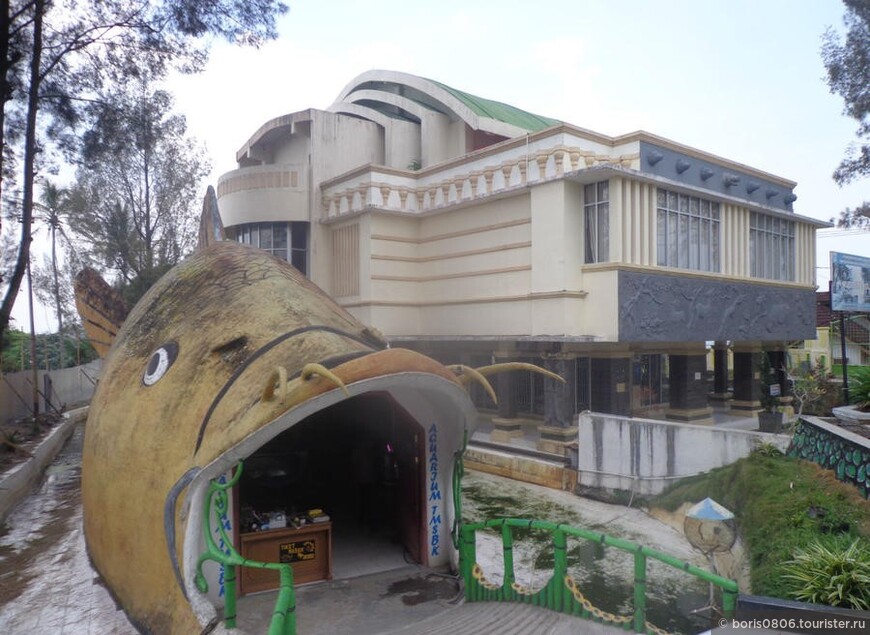 Зоопарк Букиттинги в центре города с зоомузеем и аквариумом