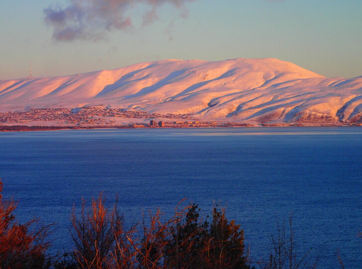 Озеро Севан зимой