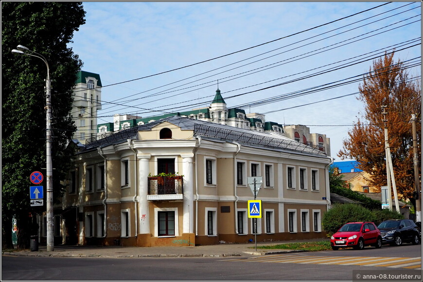 Дом А.Р. Михайлова, построен в 1810-е годы для купца Н.И. Московкина. Михайлов купил его в 1856 году.