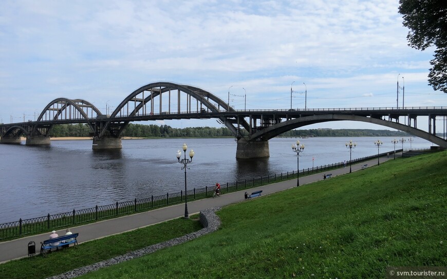 Интересно,что это первый мост в стране,сделанный не из сборного железобетона,из монолитного.