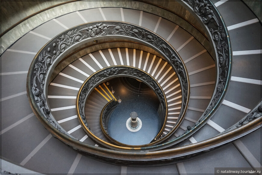 Винтовая лестница Джузеппе Момо обычно называемая «Лестницей Браманте».  1932.