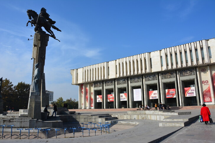Филармония Кыргызстана и скульптура Манаса