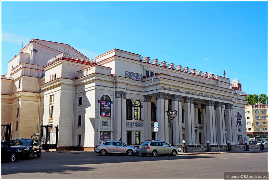 Здание театра было построено в 1821 году,  в войну было разрушено в результате бомбежек и восстановлено по новому проекту.