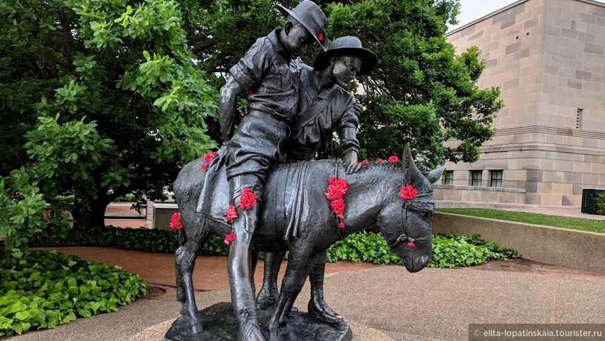 Simpson and his Donkey (Симпсон и его ослик) возле Военного Мемориала в Канберре